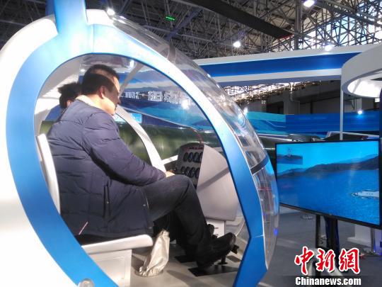 图为市民尝试模拟飞行仓后大呼过瘾。 宋敏涛 摄