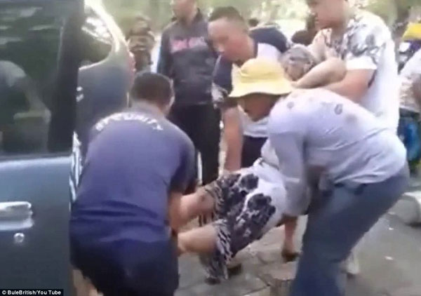 正在购买豆浆的51岁民众库斯万托（Kuswanto）当场被撞死，另外2人受重伤。（视频截图）