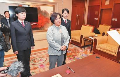 潜逃美国13年百名红通4号嫌犯黄玉荣投案|逃