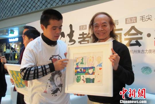 蔡志忠指导爱好绘画的自闭症儿童　姜煜　摄