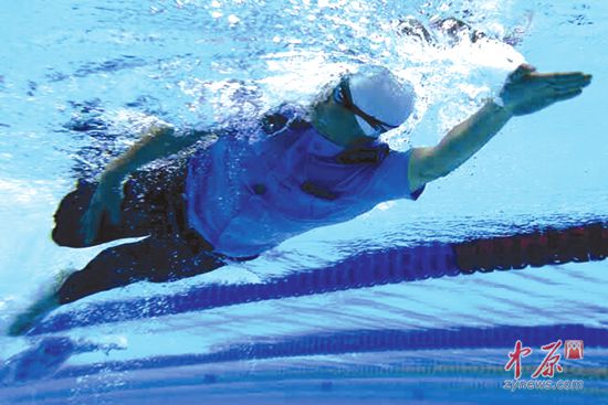 穿警服游泳 比赛郑州民警拿金牌 和宁泽涛一个