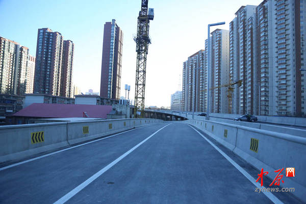 　　京广路上匝道口