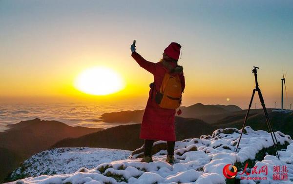 游客忙自拍留念