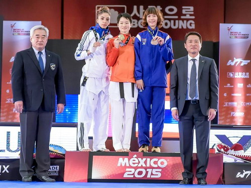 吴静钰（中）夺得2015年世界跆拳道年度总决赛女子-49公斤级冠军。