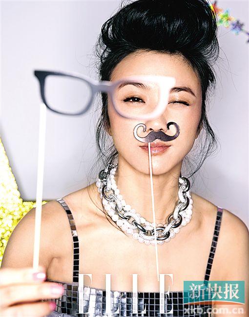 掩盖不住的气质。    汤唯曝光一组颇具“圣诞气息”的封面时尚写真,写真中,汤唯时而优雅时而搞怪,童趣十足,尽显派对女王范。