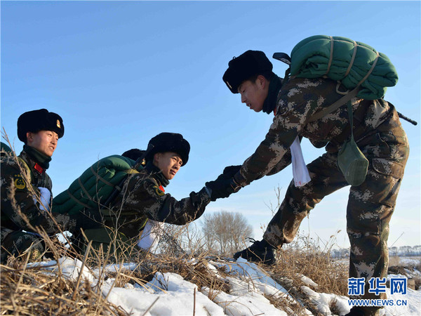 班长帮助新战士