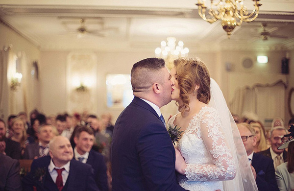 新人们终于迎来了接吻的幸福时刻（网页截图）