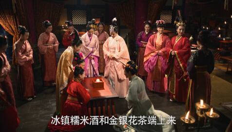 (《芈月传》剧照：威后命人呈冰镇糯米酒与公主们共饮)