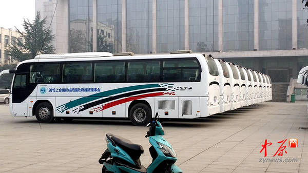 在紫荆山省人民会堂，近百辆的会议的专用车在这里整装待发。每辆大巴车侧身上都印有“2015上合组织成员国政府首脑理事会”的标志，车尾部贴着“会议用车”的字样。