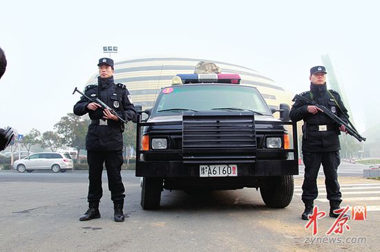 　　郑东新区河南艺术中心旁，武装特警在执勤。