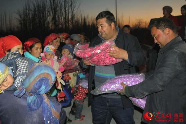 村干部向村民发放爱心衣服。