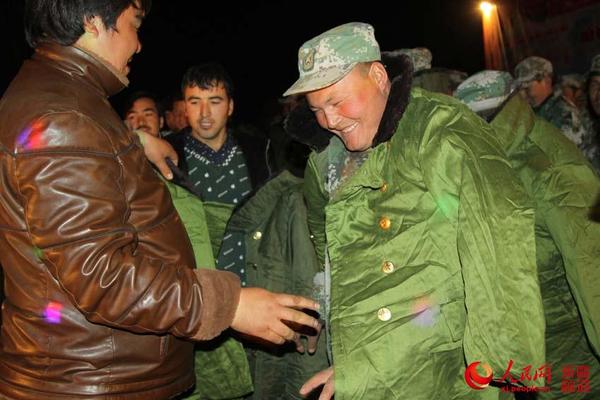 赛买提·艾海提为村民披上棉大衣。