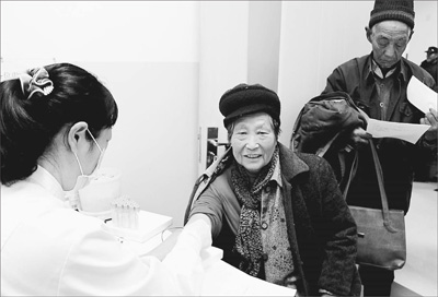 女生掏钱政府体检|说说|心电图大全体检图老人配图片