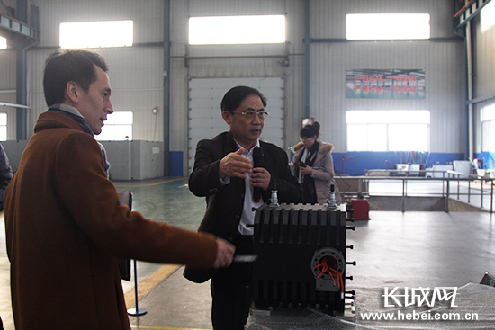 德厚集团董事长许树林向记者介绍企业产品。长城网 张光明 摄