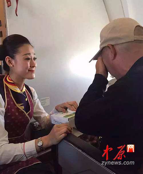 这一幕被旁边的乘客拍下，网友称赞这位空姐：若不是心中有大爱，定不会有此景此情！（图片来自网友）