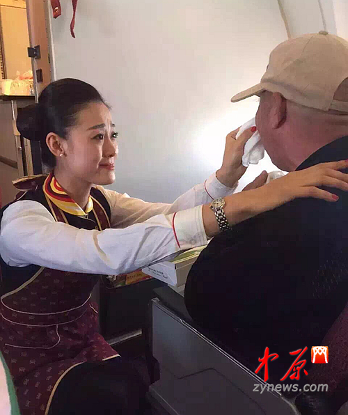 老人感动落泪，樊雪松为其擦拭眼泪。（图片来自网友）