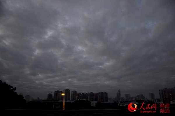 11日清晨6：18，榕城市区上空阴云密布。 吴隆重 摄于福州火车站北广场附近