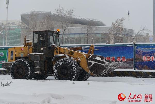 环卫部门出动装载机清雪。徐蒙 摄