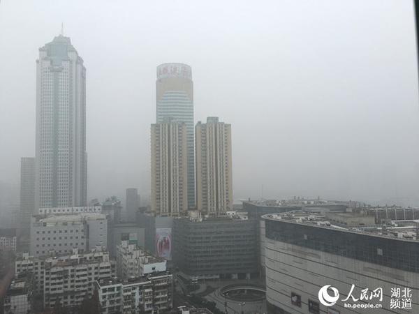 武汉发布雾霾黄色预警 工地停工学校停课|气象
