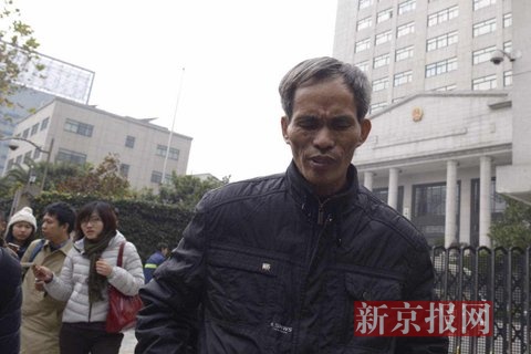 上海二中院外，林森浩父亲跟儿子见面后，接受媒体采访。新京报记者 王嘉宁 摄