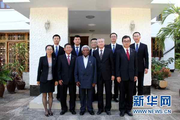 第24批援助坦桑尼亚医疗队达累斯萨拉姆分队队员与姆维尼合影留念。新华社发