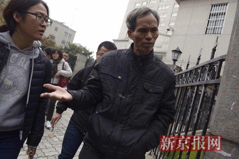 上海二中院外，林森浩父亲跟儿子见面后，接受媒体采访。新京报记者 王嘉宁 摄