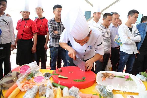 海南300多名厨师激烈比拼冬交会烹饪大赛|技能