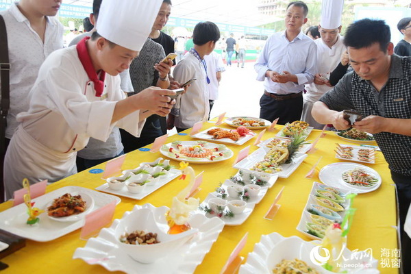 市民游客饶有兴致观看烹饪大赛