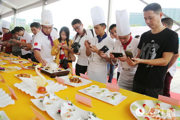 市民游客饶有兴致观看烹饪大赛