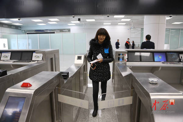 “旅客”正在通过闸机口