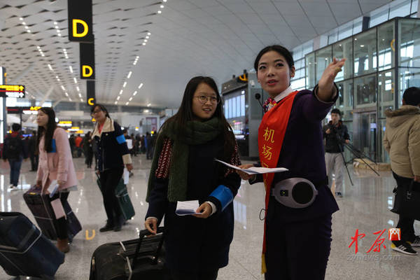 “旅客”正在询问客服人员
