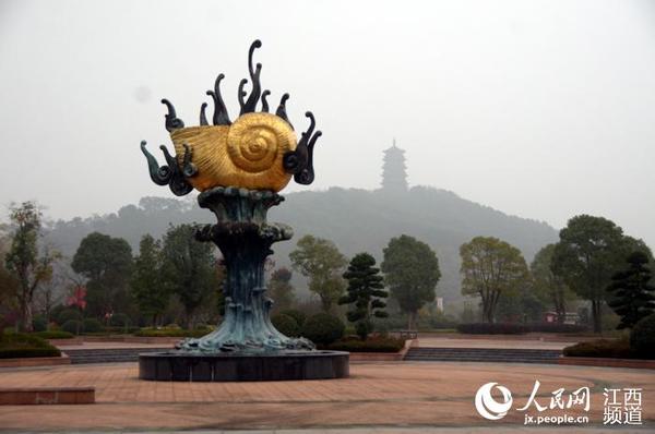 尽管寒风料峭、细雨蒙蒙，但江西吉安庐陵文化生态公园内却绿草茵茵。（时雨/摄）