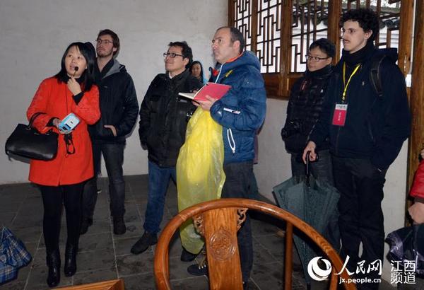 记者们认真听有关阳明书院的历史介绍。（时雨/摄）