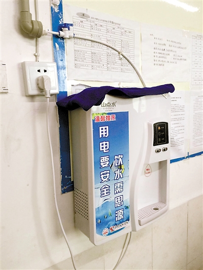 ?安装在教室内的直饮水器