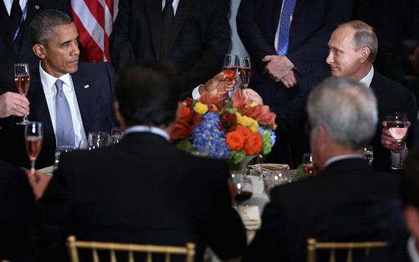 9月29日,普京与奥巴马在联合国大会午宴上碰杯。
