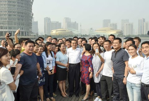 李克强总理考察郑东新区。图片来自中新社