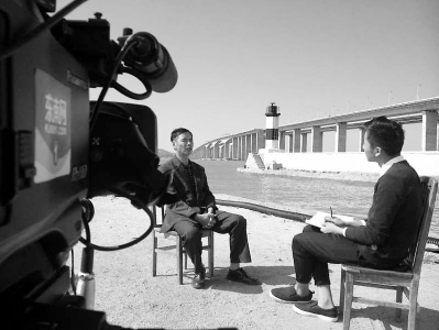 记者采访娘宫轮渡管理处轮机长陈爱国。