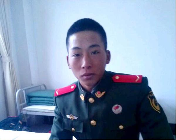 何九春，1996年1月出生于安徽肥西丰乐镇，2013年9月入伍于武警西藏总队昌都支队，2015年9月光荣退伍，返校再读。2015年11月19日，勇救落水女子，不幸牺牲。（资料图片）