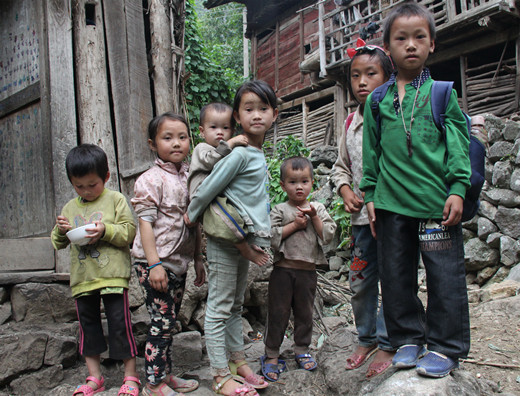 贵州罗甸县打改村,几名留守儿童放学回到村子。他们会帮爷爷奶奶哄弟弟妹妹、做家务。人民网赵艳红摄