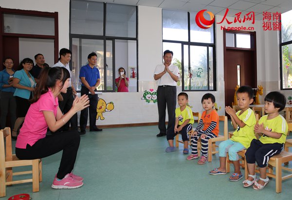 12月10日,三沙市委书记、市长肖杰在永兴学校调研。（吴亚铁摄）