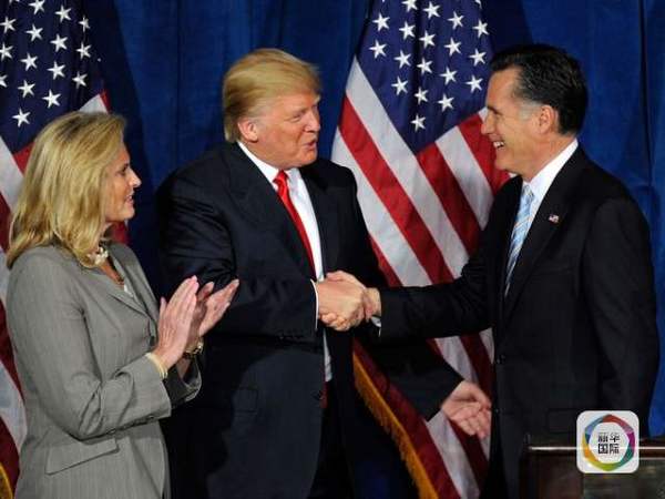 　　2012年2月2日，特朗普在一场新闻发布上支持米特·罗姆尼参选总统。