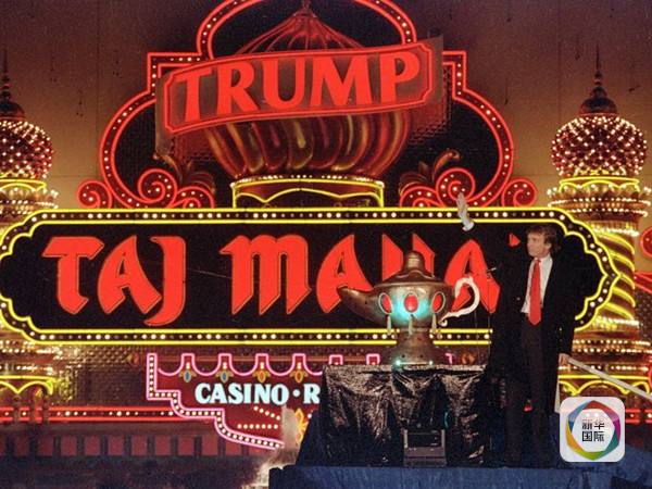 　　1990年4月5日，特朗普在塔杰·马哈尔赌场的开业式上。
