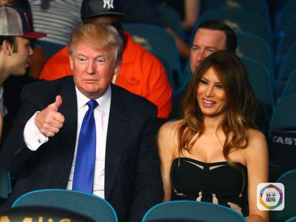 　　2015年5月2日，特朗普与妻子梅拉尼娅在观看拳击比赛。