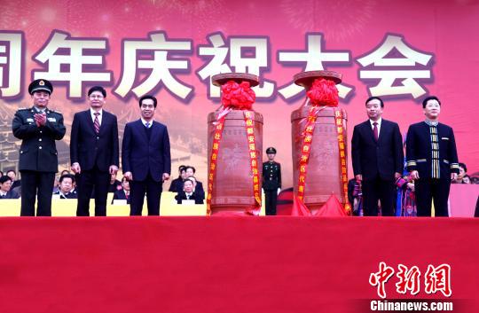 12月15日,广西都安瑶族自治县成立60周年庆祝大会现场。 杨志雄 摄