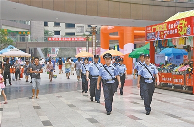 区公安局加强节假日巡逻防控。