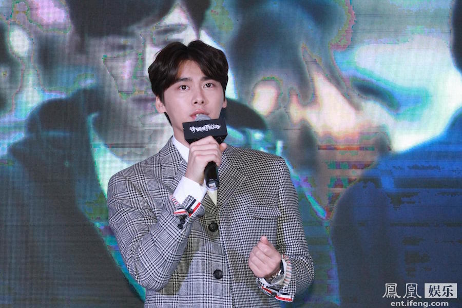 李易峰新歌MV发布会 与林允儿暧昧互动