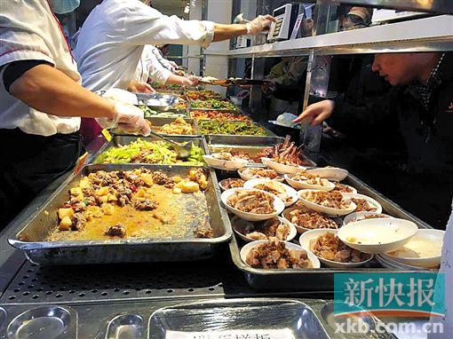 ■午饭时分,中山大学食堂里近30样菜式供师生挑选,大部分菜为荤菜和荤素搭配菜。