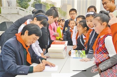 曹文轩为学生签名赠书。