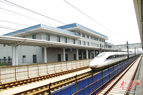 列车从郑州西站疾驰而过