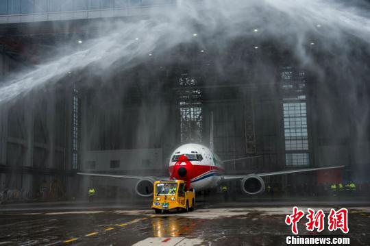 东航云南公司为机号为B-2986的波音737-300举办退役仪式。 史广林 摄